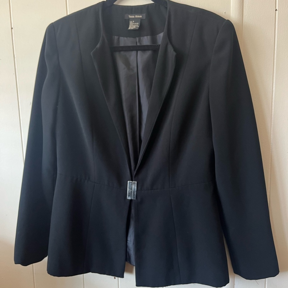 Black Blazer with Structured Silhouette and 3/4 Sleeves